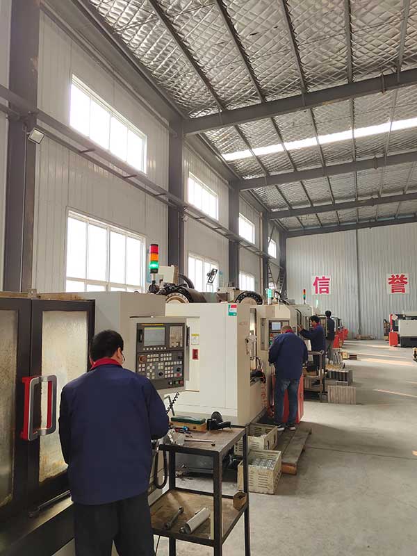 聚氨酯噴涂機配件數控生產中心