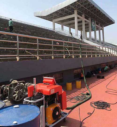 手持聚脲噴槍體育場看臺防腐施工案例